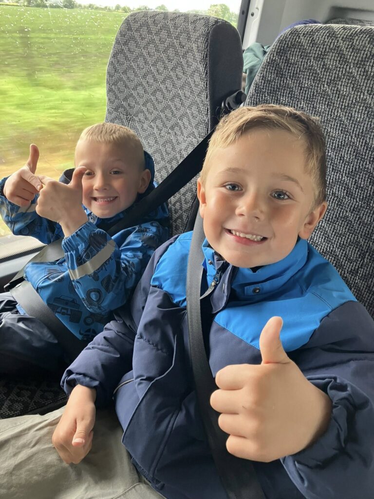 To børn på tur med Idrætsbørnehaven Bispevang