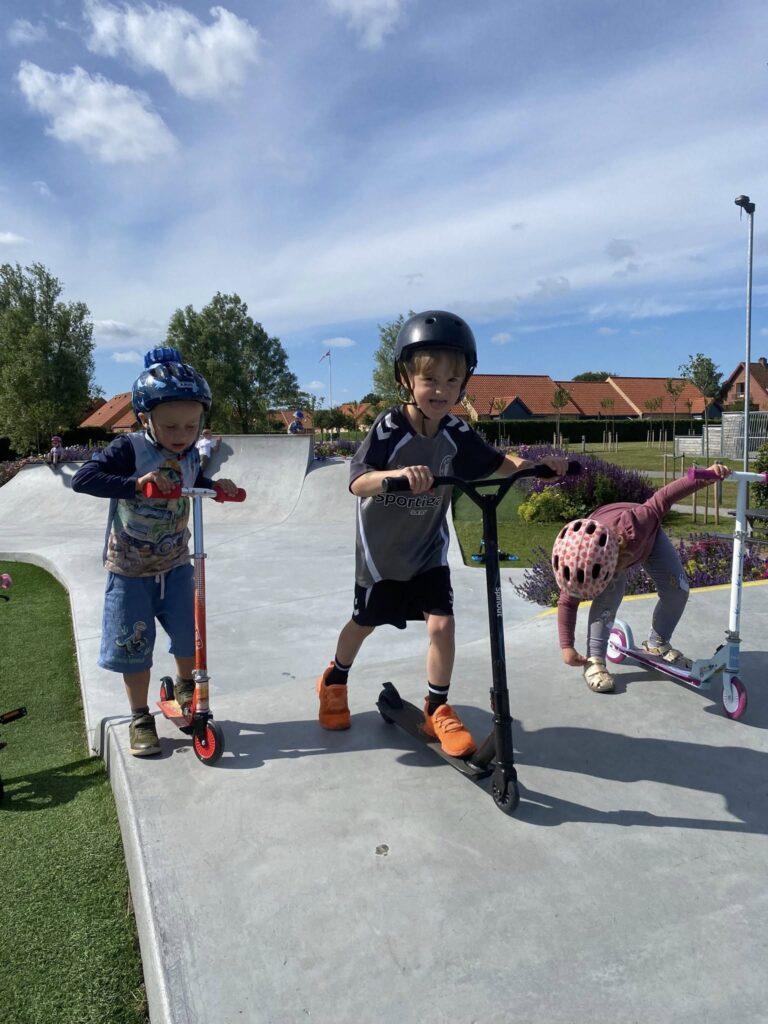 På tur i byparken med Idrætsbørnehaven Bispevang