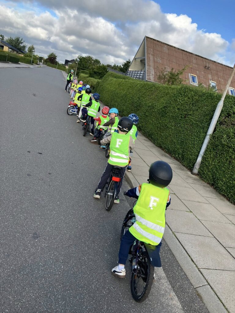 Børn på cykeltur med Idrætsbørnehaven Bispevang