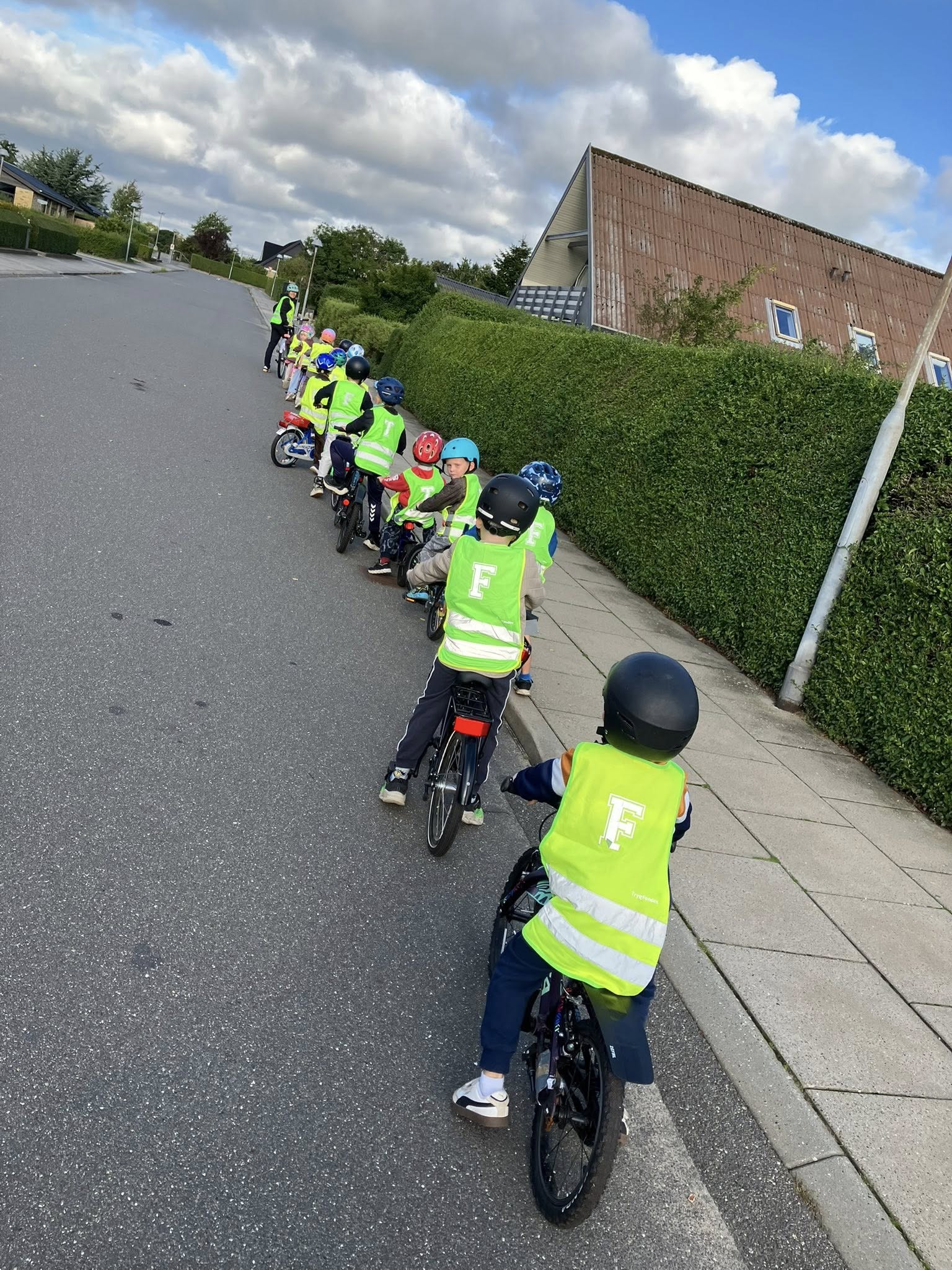 Børn på cykeltur med Idrætsbørnehaven Bispevang