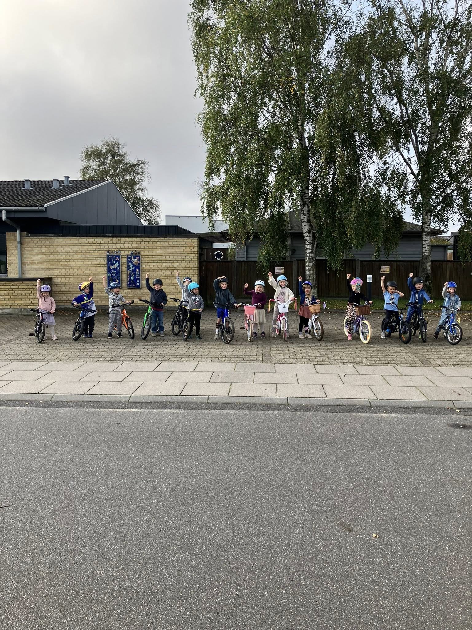 Børn på cykeltur med Idrætsbørnehaven Bispevang