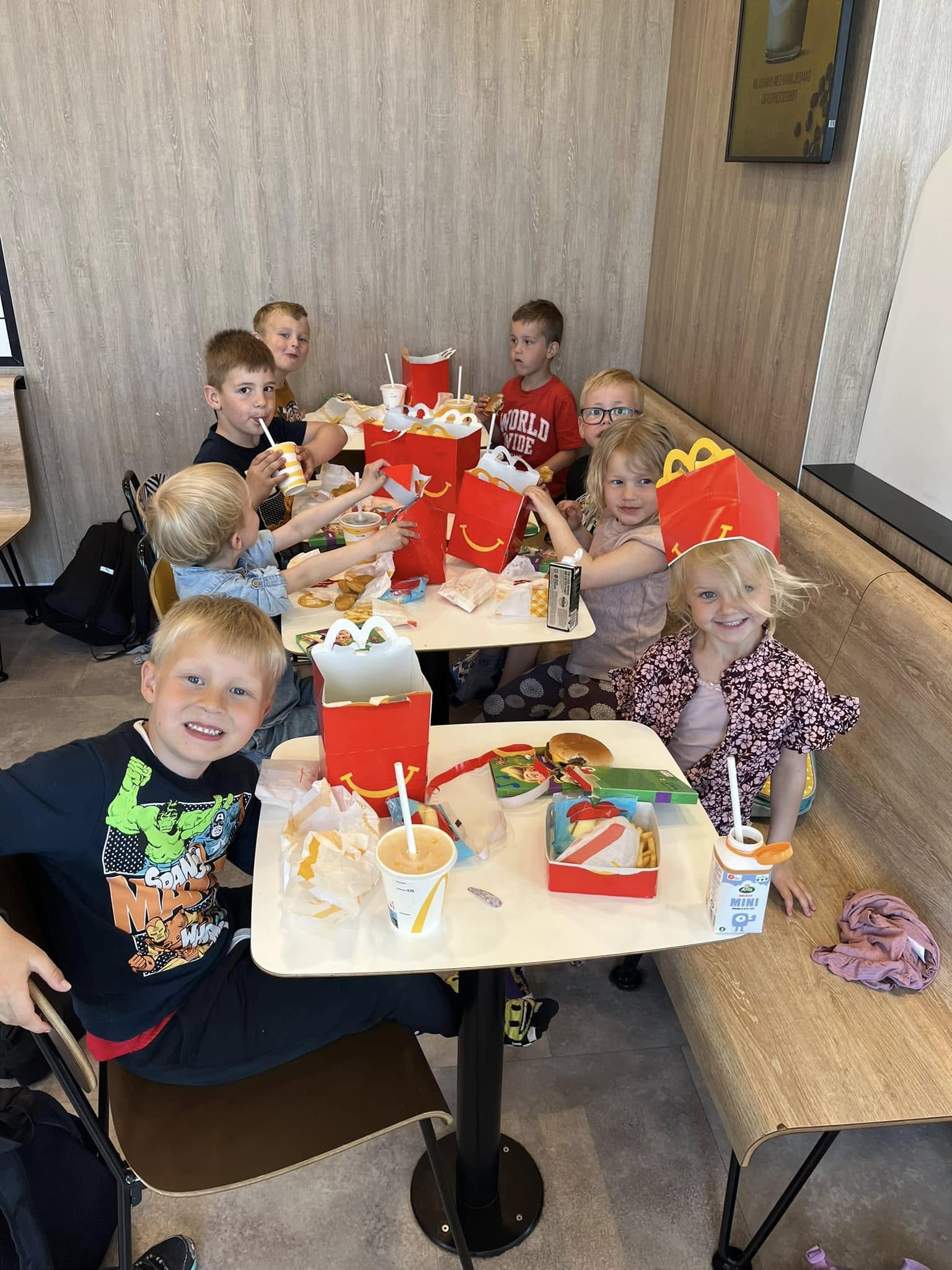 Børn hygger på Mc Donalds