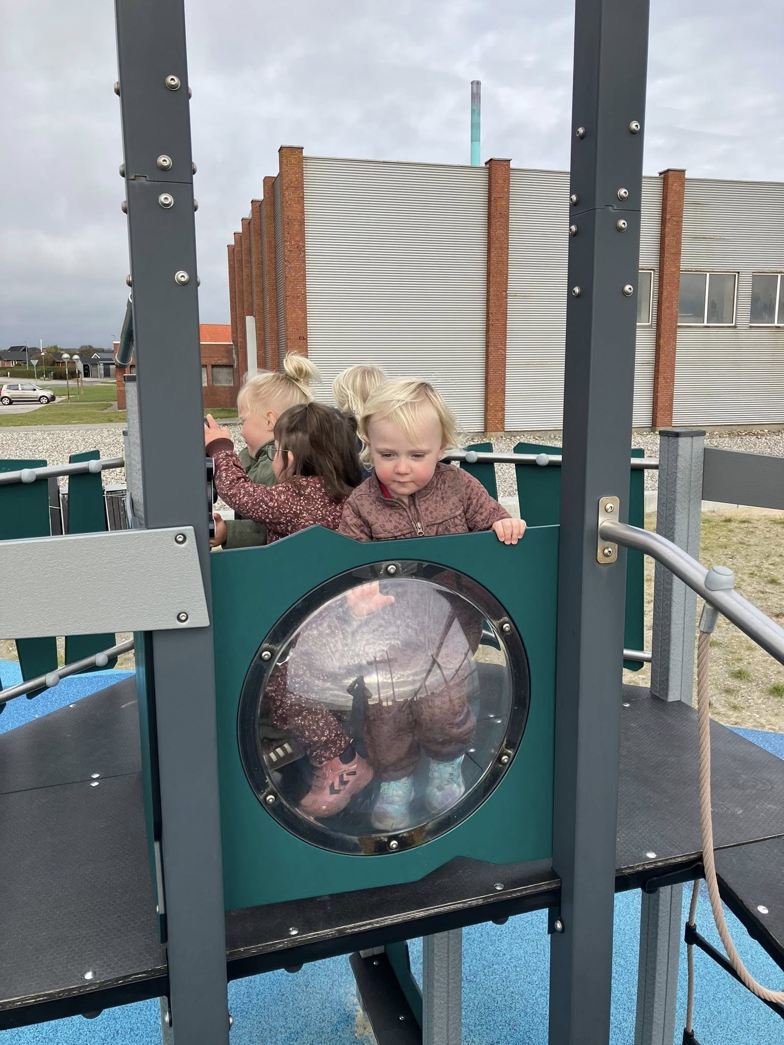 Børn leger på legepladsen på havnen