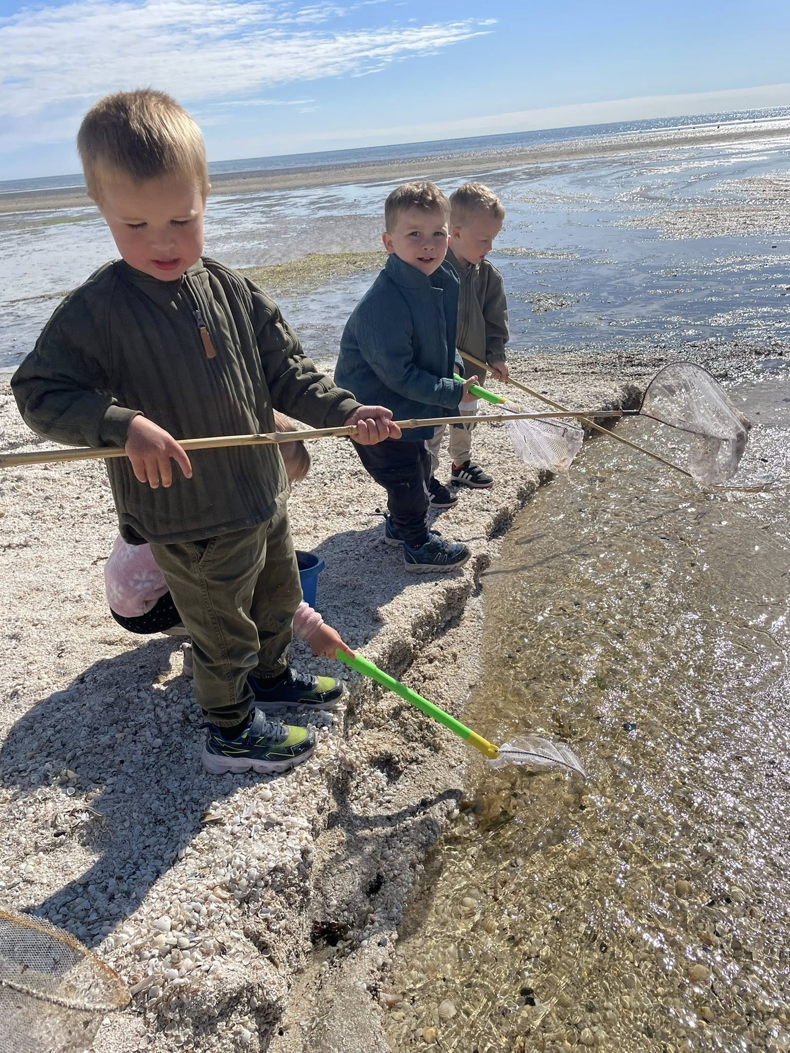 Børn undersøger livet ved stranden i Sæby
