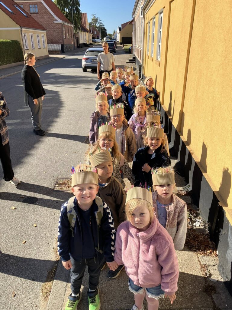 Børn på tur i Sæby med Idrætsbørnehaven Bispevang