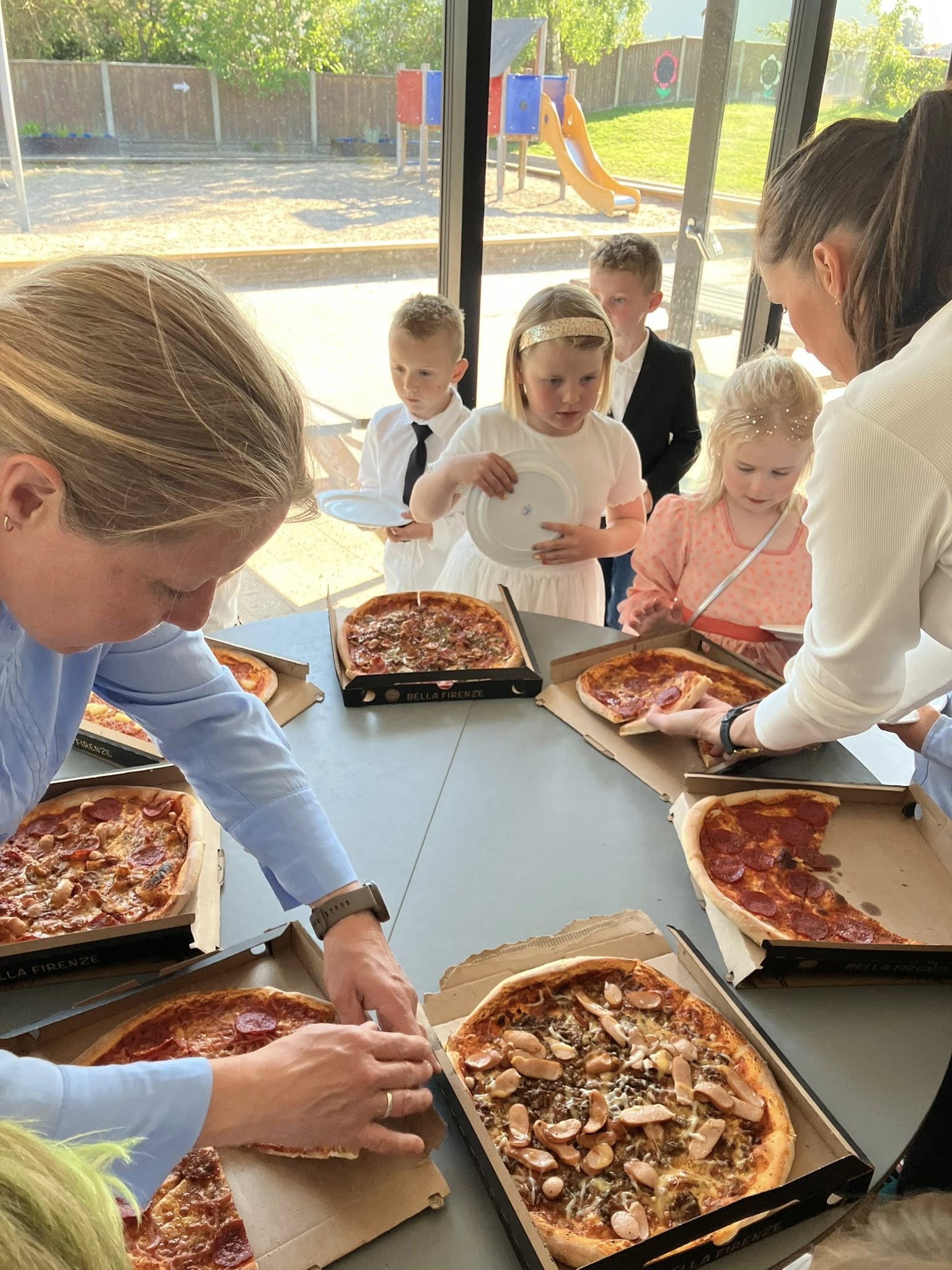 Børn får pizza i Idrætsbørnehaven Bispevang