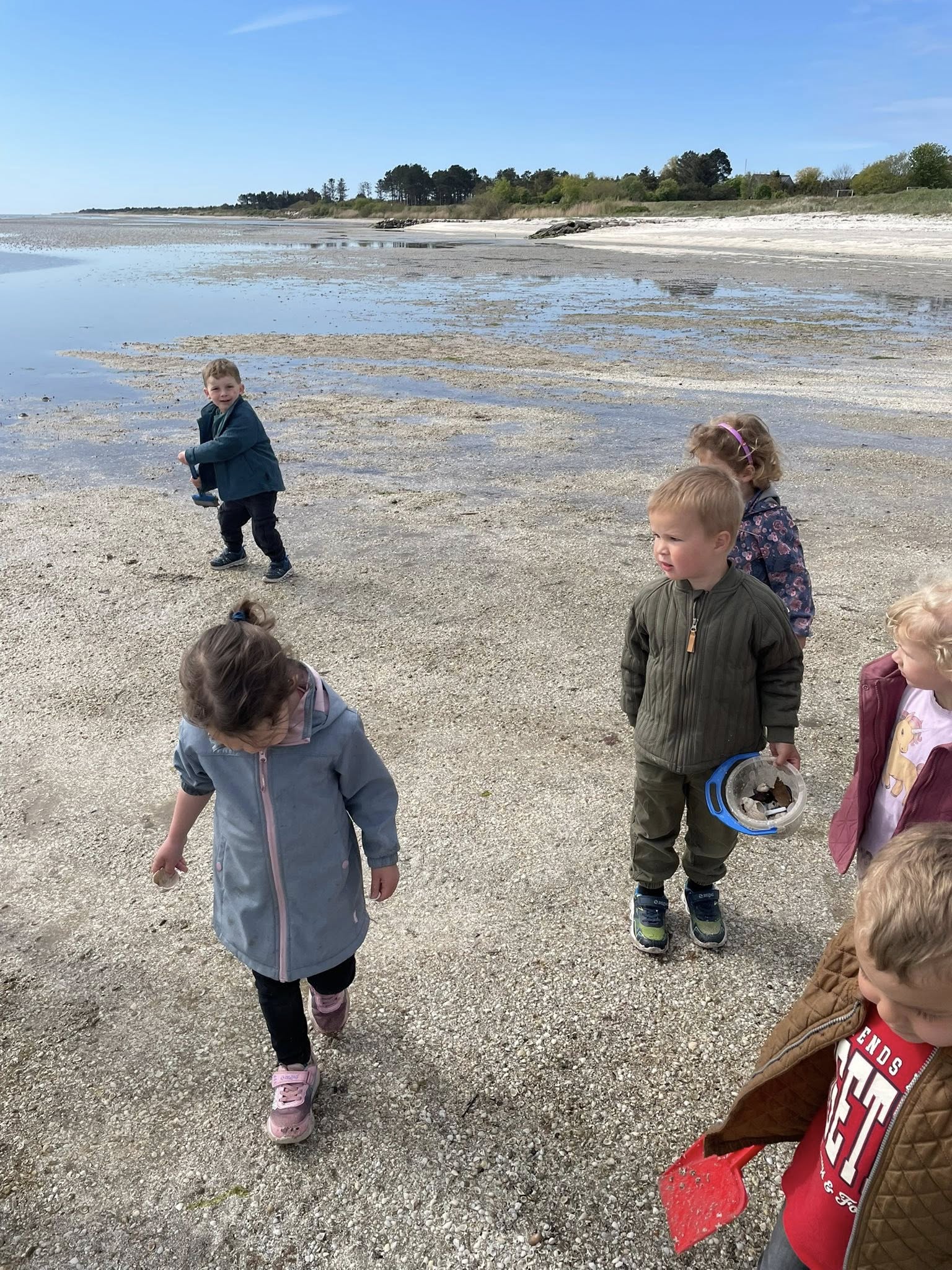 Børn fra Idrætsbørnehaven Bispevang leger ved stranden