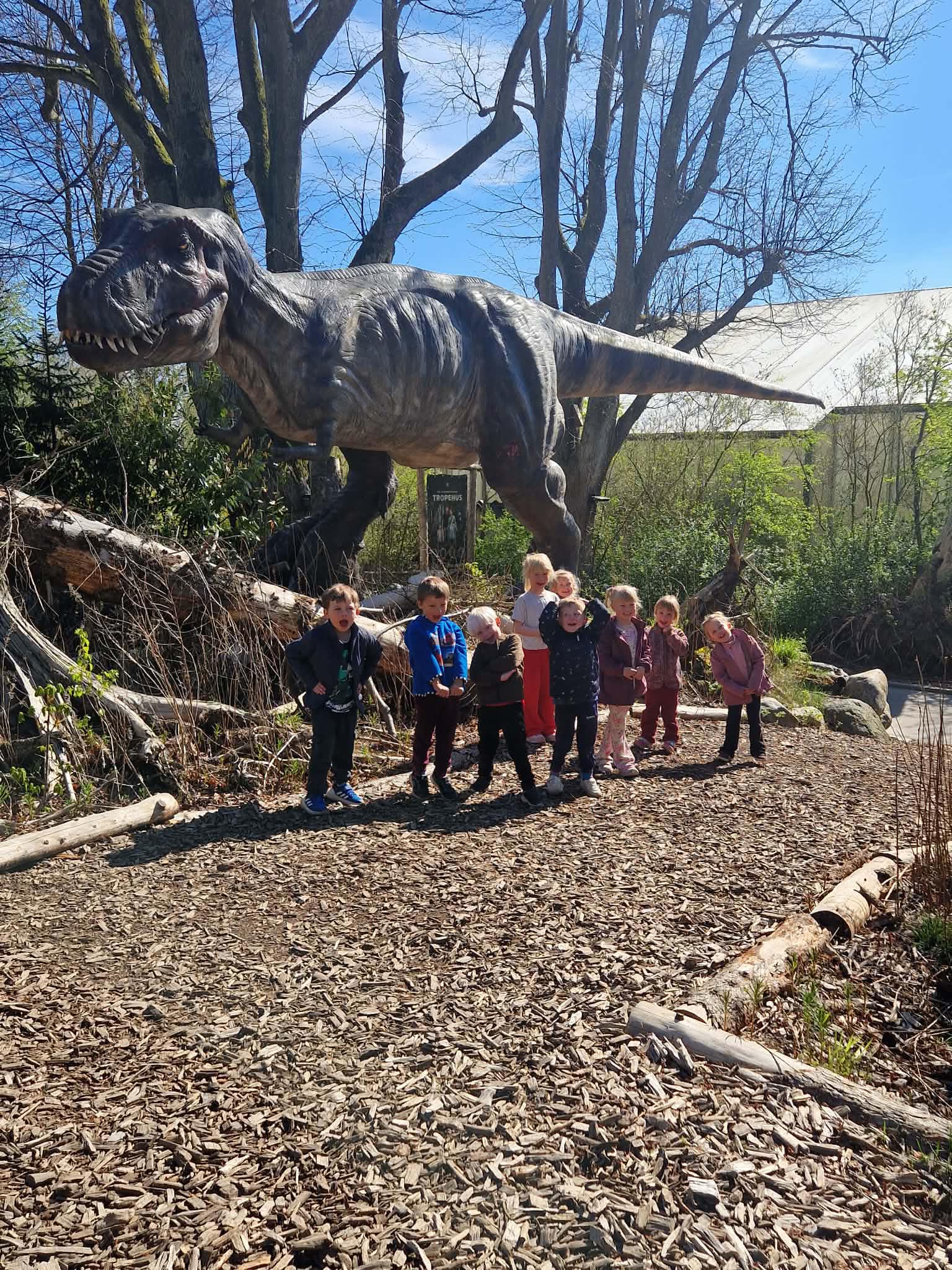 Børn fra Idrætsbørnehaven Bispevang på tur ved dinosaur